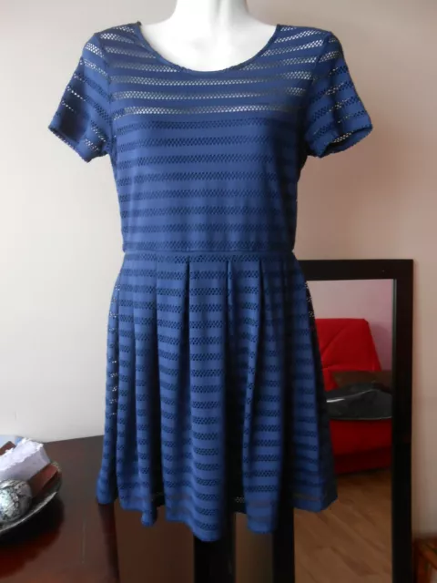 A VOIR jolie robe bleue électrique  ajourée STRADIVARIUS  T M 38