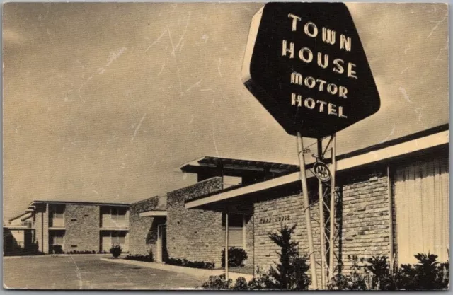 New Orleans, Louisiana Postcard TOWN HOUSE MOTOR HOTEL Highway 61 Roadside 1954