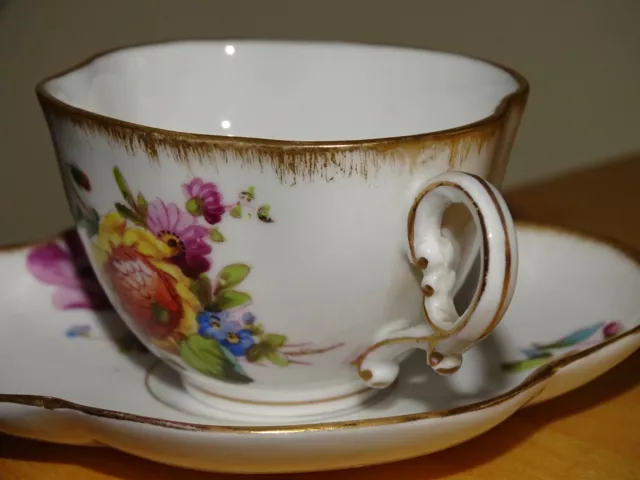 SARREGUEMINES TASSE A CAFE QUADRILOBE ART NOUVEAU PORCELAINE fleurs de saxe 2