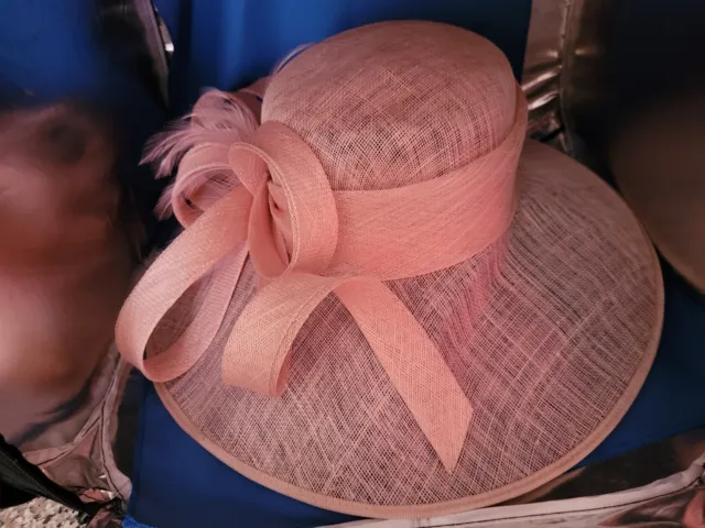 Cappello da sposa debutto rosa vortici piumati madre delle corse degli sposi cocktail formale