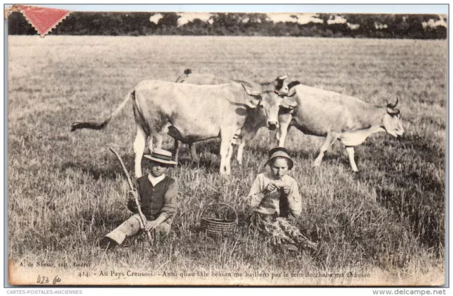 23 - Au pays creusois, petite fille et garcon gardant les vaches