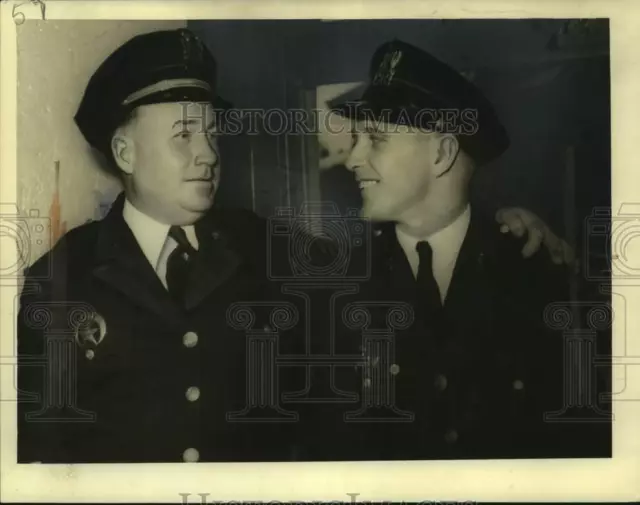 1941 Press Photo Sergeant Robert Halper bids farewell to first Patrolman draftee