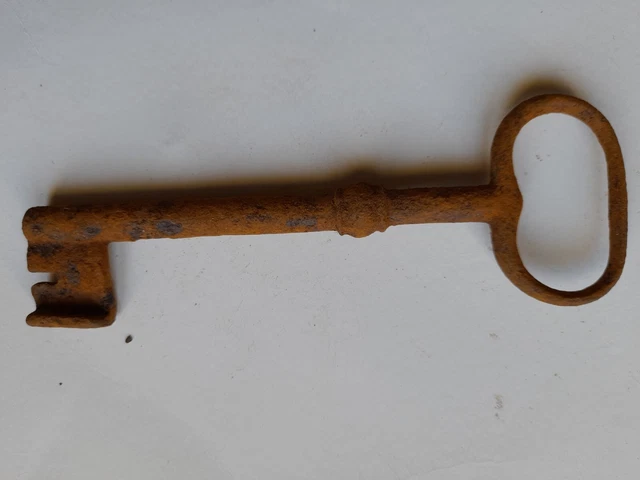 clef ancienne en fer dans son jus creuse