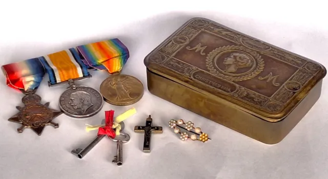 WW1 Medals, Princess Mary Christmas tin 1914, love keys, crucifix and brooch
