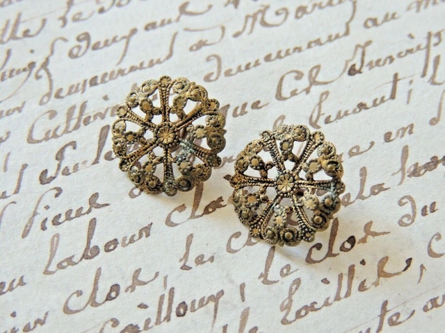 2 petits boutons anciens en métal doré filigrané . Collection mercerie1,6cm