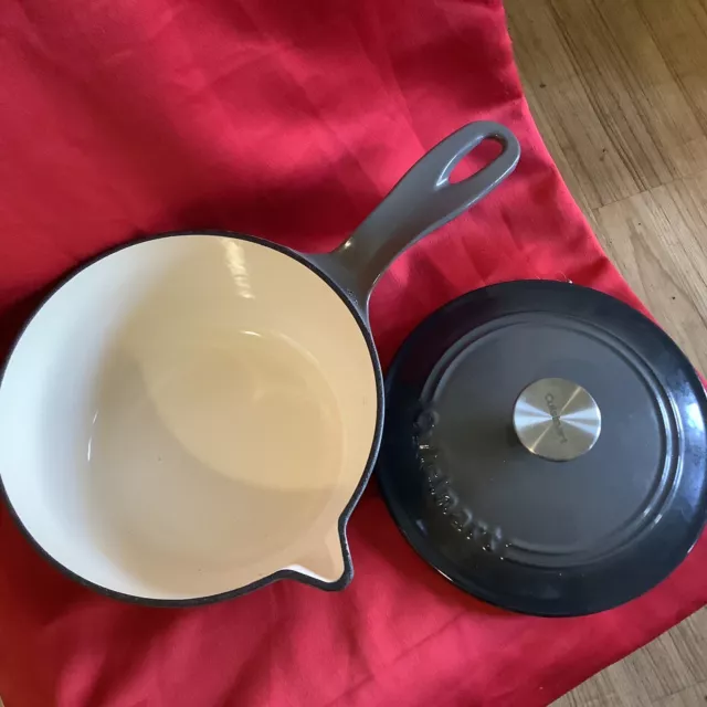 https://www.picclickimg.com/2KAAAOSwuY1iuL~S/Cuisinart-Chefs-Classic-Enameled-Cast-Iron-round-covered.webp