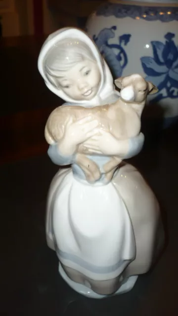 statuette porcelaine brillante petite fille en tablier avec agneau  nao lladro