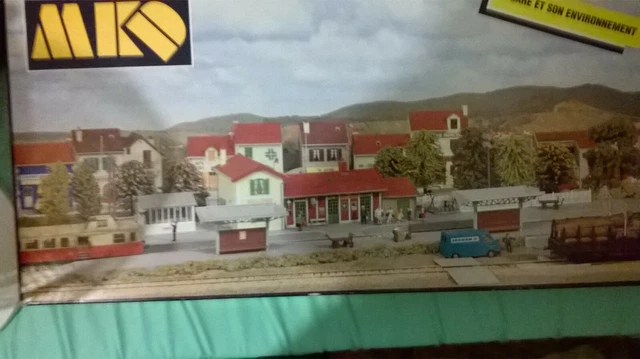 MKD maquette à monter la gare et son environnement 599 NEUF