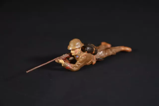 Alter Elastolin Soldat / liegender Soldat mit Gewehr / Massefigur / Militär / RA