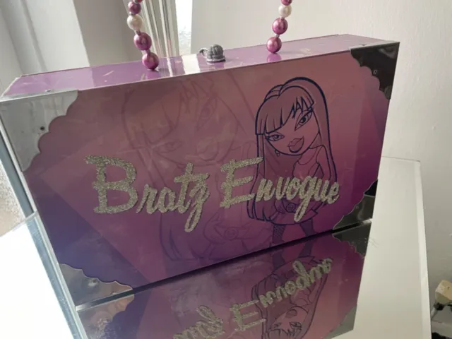 Bratz "EnVogue" doll carry case, storage