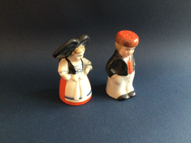 paire de salières poivrières en porcelaine en forme de personnages alsaciens