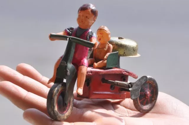 Vintage Aufziehen Litho Junge Reiten Dreirad Mit Baby Dose & Zelluloid Spielzeug
