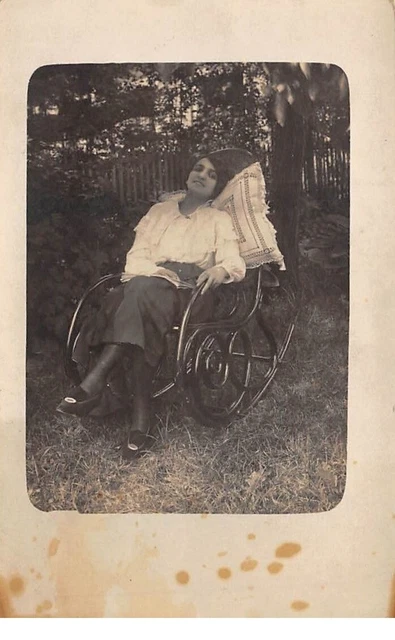 Religion - n°76401 - Judaism - Jewish woman in a garden - pe photo card