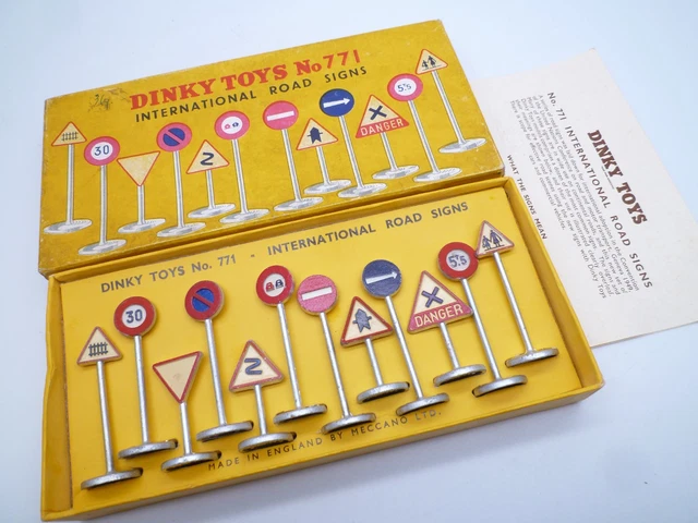 VINTAGE DINKY TOYS 771 International Road Sign Set In
