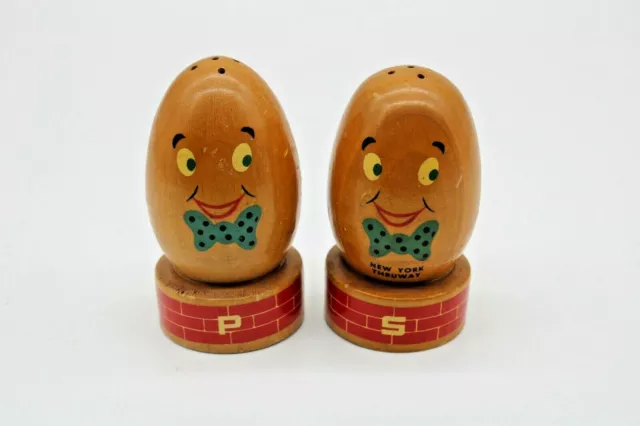 Vintage Souvenir New York Thruway Anthropomorphic Wooden Egg Salt & Pepper Shake
