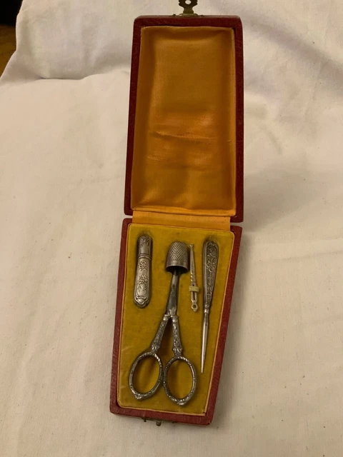 Kit De Couture Tout-en-un Avec Boîte Rigide - Ciseaux, Fils, Boutons, Mètre Ruban Et Plus ! Parfait Pour Dépanner à La Maison Ou En Voyage.