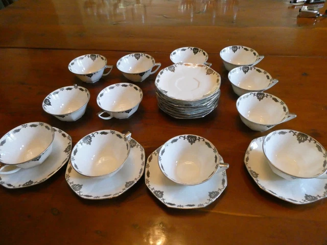 12 tasses et soucoupes à café en porcelaine de Limoges