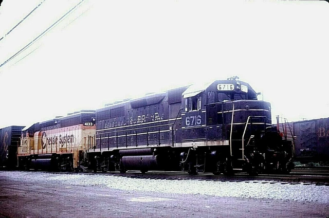 Original Kodachrome Slide Seaboard Coast Line Gp-40 #6716, Chessie #4138 7/87
