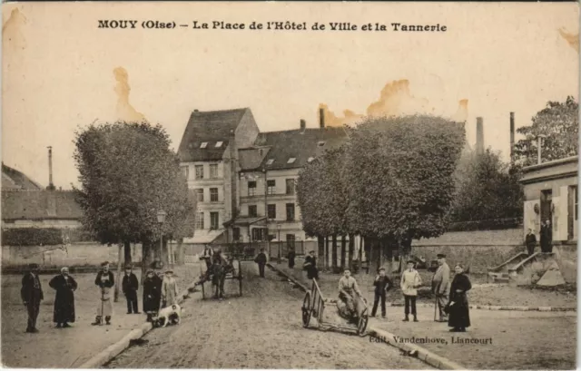 CPA MOUY - La Place de I'Hotel de Ville et la Tannevie (130041)