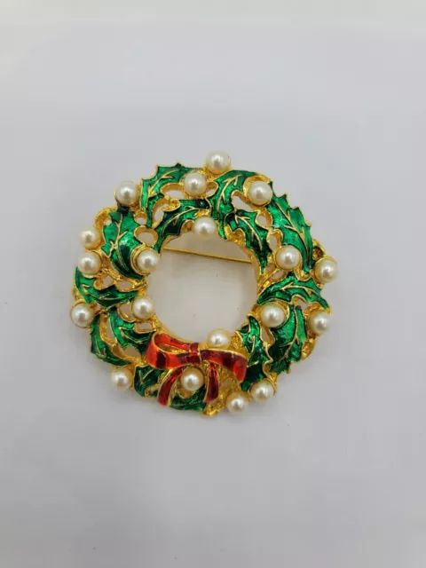 Holly Wreath faux Pearl Enamel Gold tone Brooch Pin 80s Vintage