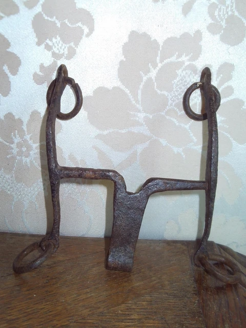 Mors de cheval antique avec 2 fers à cheval en fer primitif de
