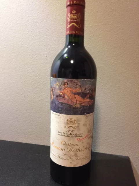 une bouteille de chateau Mouton Rotschild  2010