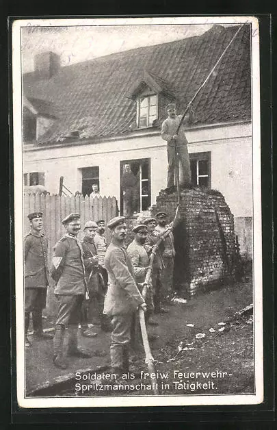 AK Soldaten als freiwillige Feuerwehr-Spritzmannschaft in Tätigkeit 1917