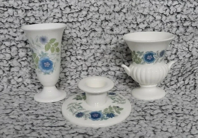 Wedgwood Clementine ein schönes kleines Trio; Bud Vase, Urne, Bankettleuchter.