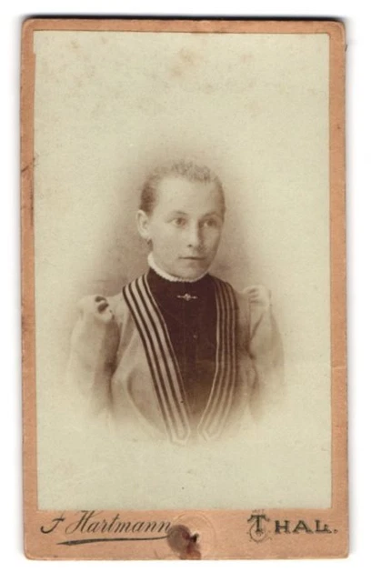Fotografie J. Hartmann, Thal, Portrait Dame im Kleid mit Halskette