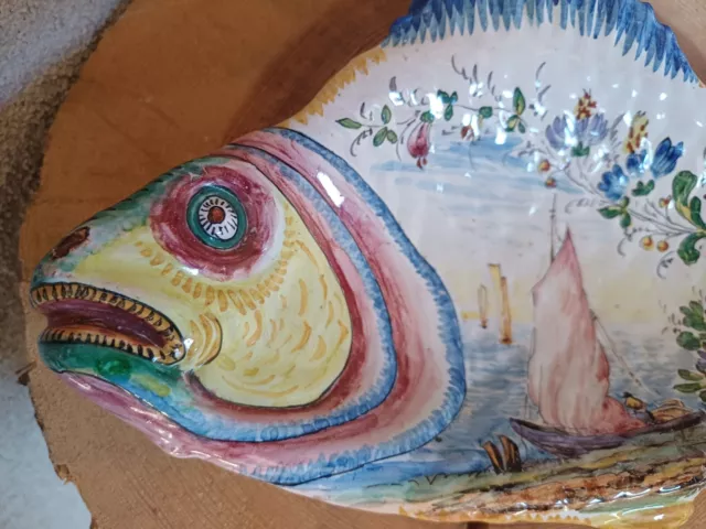 Magnifique ancien petit plat en forme de poisson en faïence polychrome 2