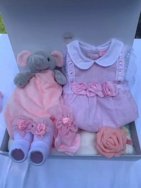 Luxus traditioneller spanischer Stil Baby Mädchen rosa Strick Outfit Geschenkset/Korb 3