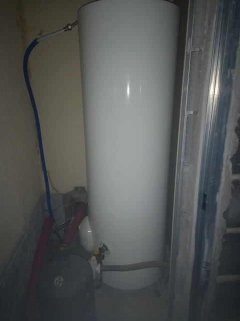 chauffé eau électrique 300l tres peu servi 