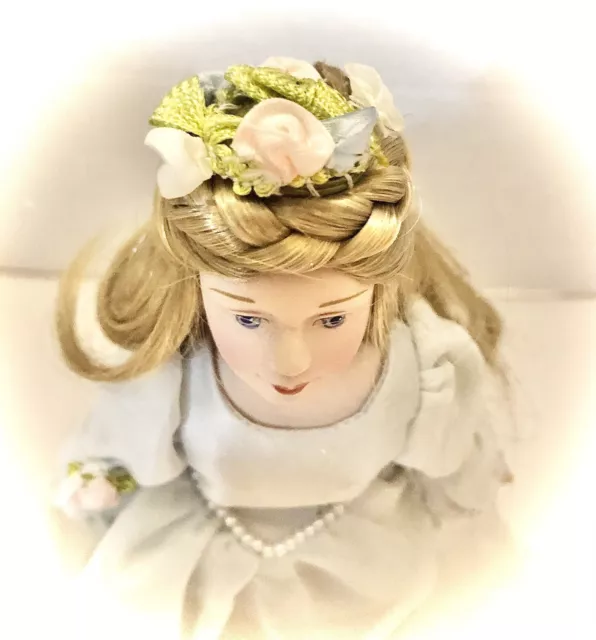 VINTAGE FAIRY TALE CINDERELLA PORCELAIN AVON COLLECTOR DOLL~9-1/2”~1984 w/ STAND 9