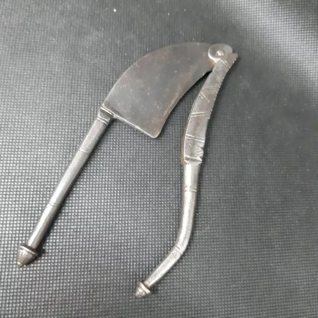 Ancien coupe bétel outil pour couper les noix d'arec en fer forgé collection