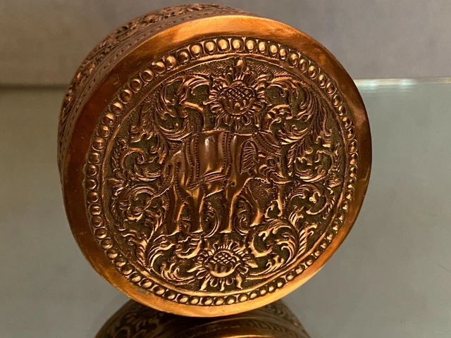 Boite circulaire en cuivre finement ciselé à l'éléphant Art Khmer Cambodge