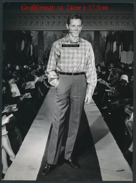 Mode Paris 1960 Foto Modeschau Model eleganter Mann auf einem Laufsteg Gay Int