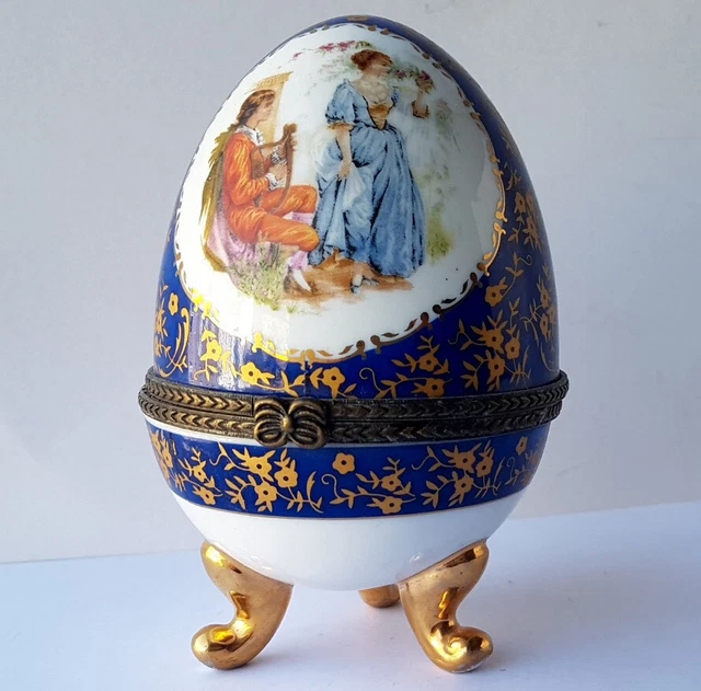 Decorativo Lata En Eierform Porcelana Latón Galante Escena Um 1950 M968