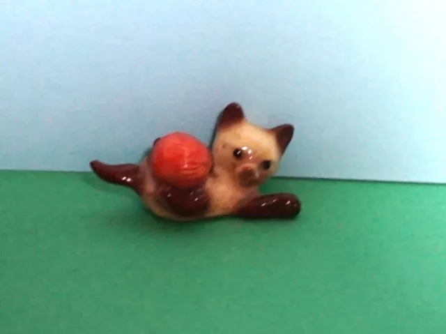 Vintage Hagen Renaker Miniature Siamese Kitten Cat playing w/ yarn Ball