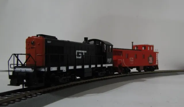 Ho Atlas Classic Alco S-2 Locomotive & Walthers 30' Wood Caboose Grand Trunk