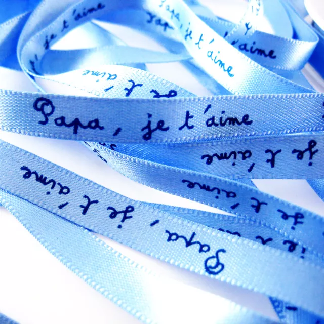 RUBAN - PAPA JE T'AIME - TEXTE IMPRIME MARINE S/RUBAN SATIN BLEU CLAIR  8mm x 1m