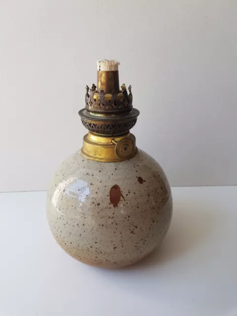 Lampe à huile pétrole en grés céramique signée Barges (Manque le verre)