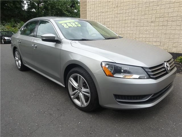 2014 Volkswagen Passat SE w/Sunroof & Nav 1.8T