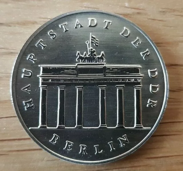 Seltene 5 Mark-Kursmünze des VEB Münze DDR (A): Brandenburger Tor 1980 (ss/rar)