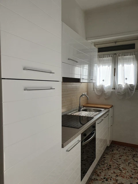 Cucina bianco laccato di 2.55 mt + inserto da 40 cm