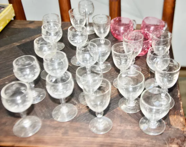 LOT DE 25 PETITS VERRES A LIQUEUR divers modéles et tailles