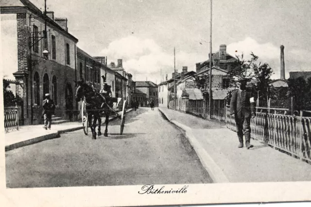 16889 Ak CPA Bitheniville Passants Calèche Rue Maisons Clôture À 1915