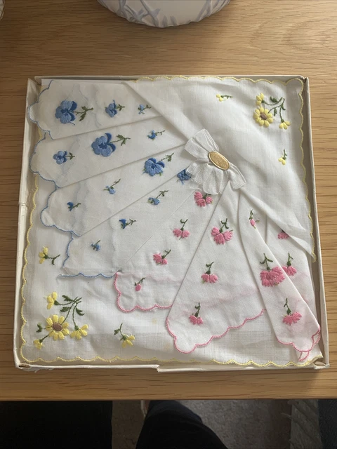 Scatola 3 Fazzoletti Hankies Vintage Svizzera Ricamati Bianco Floreale Cotone