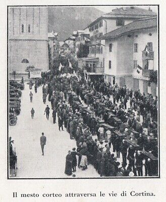 G8163 Cortina d'Ampezzo Corteo attraversa vie della città 1924 Vintage print 