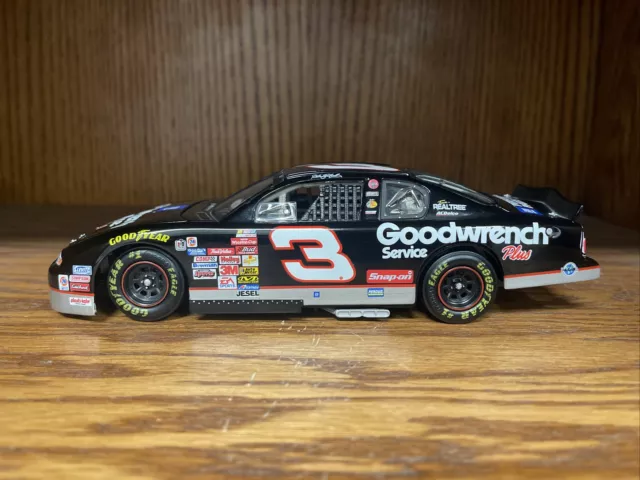 1:24 Diecast - 2001 NASCAR #3 GM Goodwrench (Earnhardt)