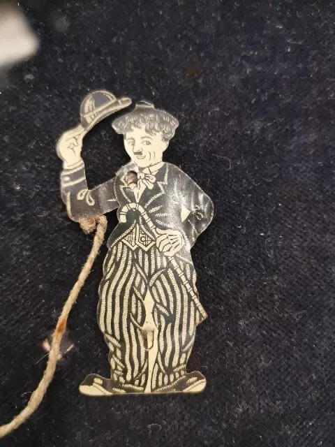 Original Vorkrieg Charly Chaplin, ca. 6  cm, Weißblech Figur die den Hut hebt
